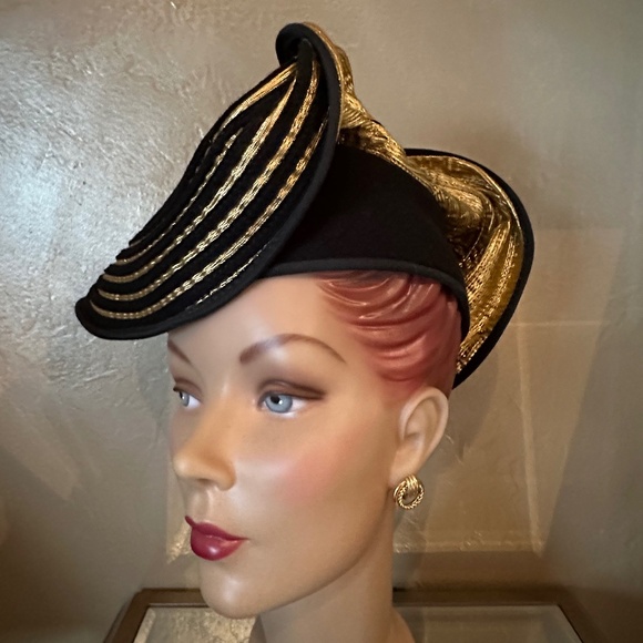 ONE-OF-A-KIND 1970s\' GOLD LAME AND BLACK FABRIC CHURCH HAT main image 13